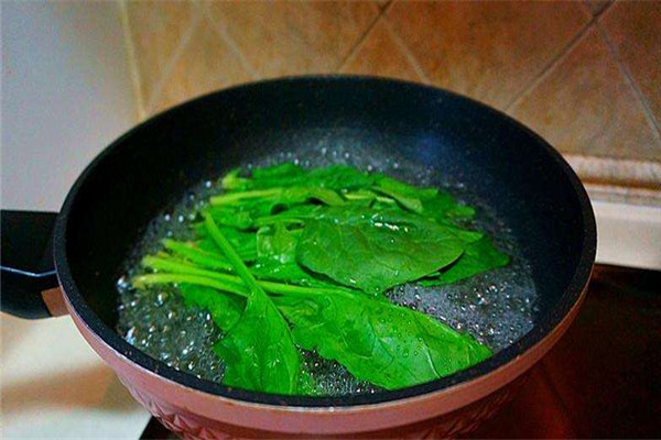 菠菜为什么要在水里过一遍,,菠菜煮久了还有营养吗