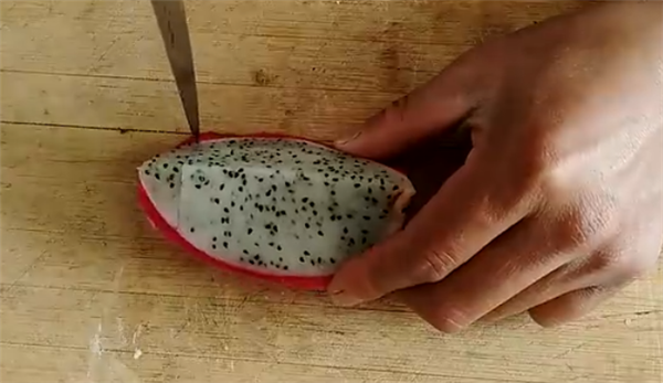 火龙果的各种切法图解，五种切法不用担心孩子吃的满脸都是啦