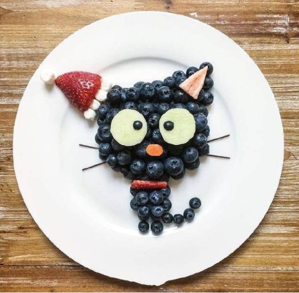 简单漂亮的幼儿水果拼盘图片，最可爱的竟然是一只黑猫