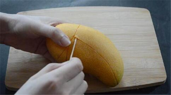 小芒果怎么剥皮吃方法，芒果最简单的剥皮方法
