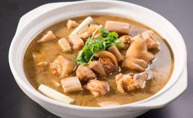 猪蹄莲藕汤为什么会变黑，莲藕汤怎么不黑