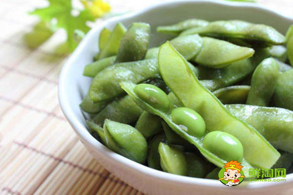 为什么煮毛豆水会变红,毛豆不能和什么一起吃